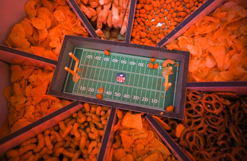 Mittagsschlaf und Koffein-Verzicht: Es gibt Tricks, wie NFL-Fans die kurze Superbowl-Nacht gut überstehen.