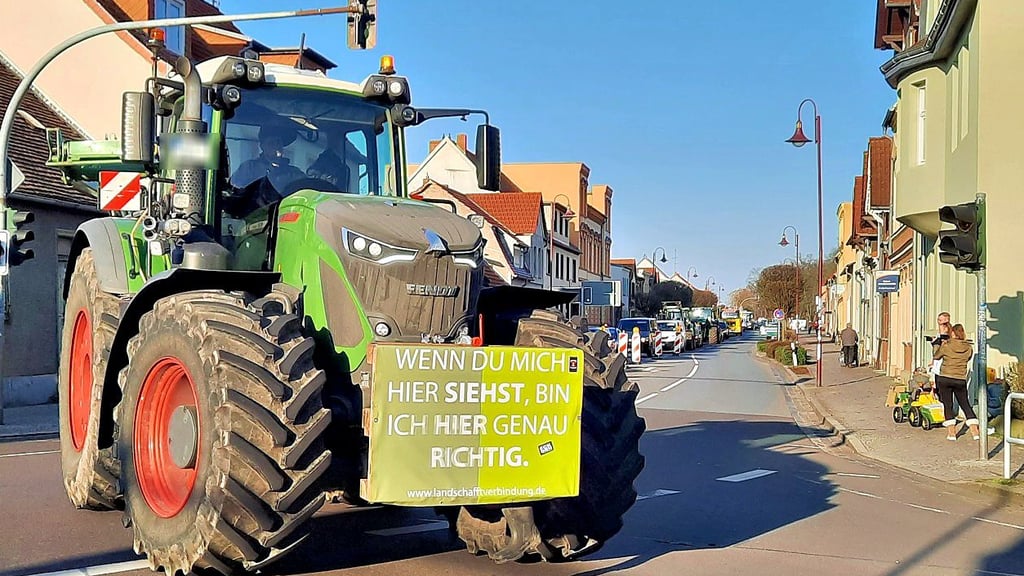 Bauern und Unternehmer haben in Tangermünde demonstriert.
