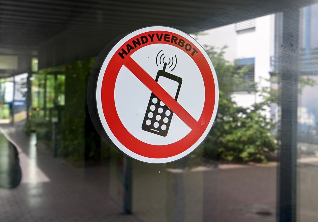Nach einer aktuellen Befragung sprechen sich 66 Prozent der Menschen in Deutschland dafür aus, dass Handys an Schulen definitiv oder eher verboten werden sollten.