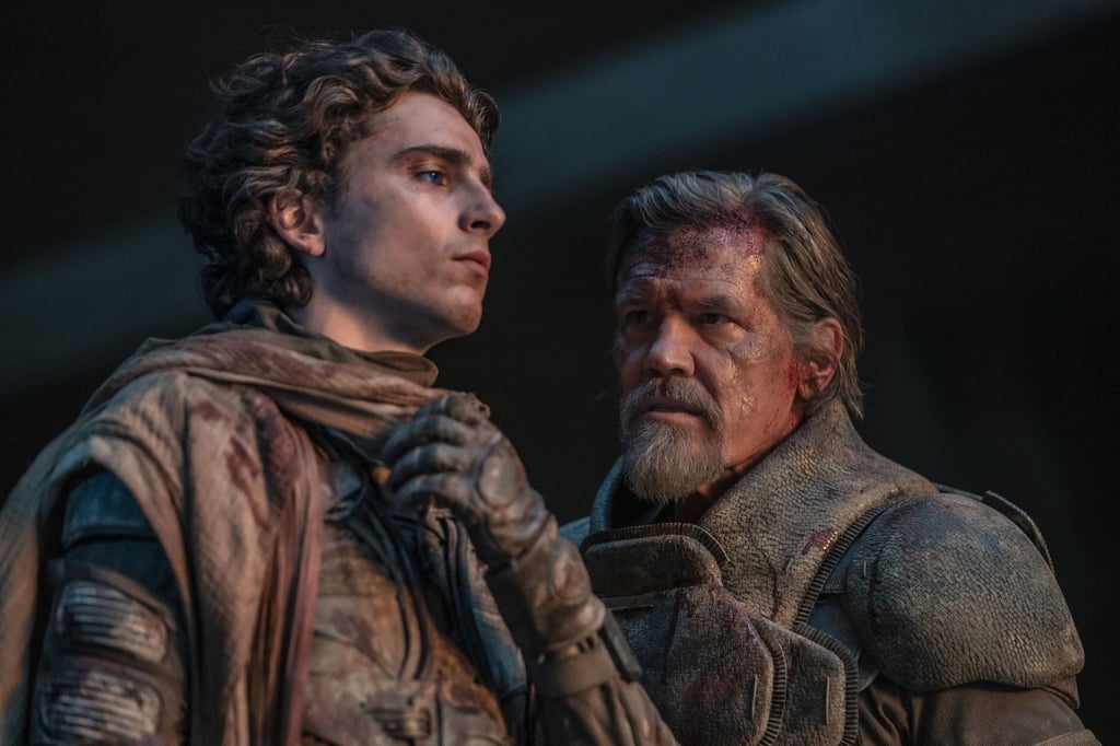 Timothée Chalamet (l) als Paul Atreides und Josh Brolin als Gurney Halleck in einer Szene des Films „Dune: Part Two“.