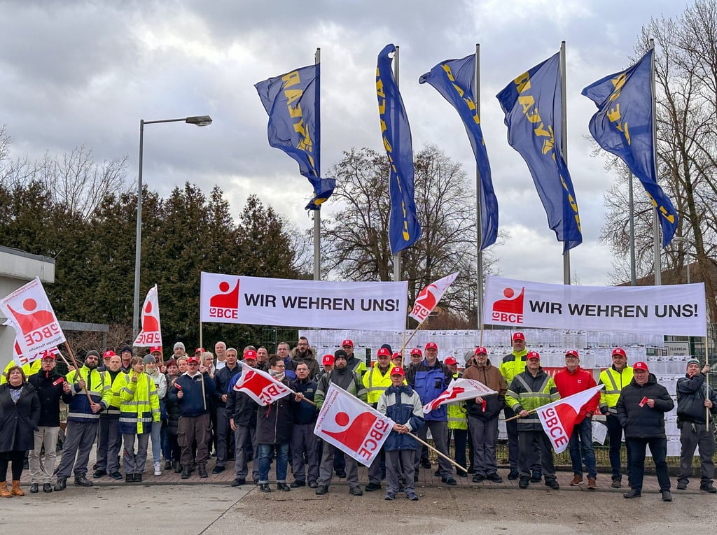 Vertreter der Kautschuk-Gewerkschaft IGBCE und Mitarbeiter vom Reifenwerk der Goodyear Dunlop Tires GmbH protestieren für den Erhalt des Werkes in Fürstenwalde.