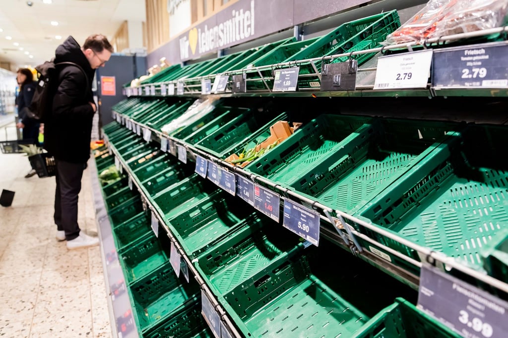 Das Gemüse- und Obstregal in einem Schöneberger Edeka-Markt ist nach einem Brandanschlag auf einen Hochspannungsmast nahe der Tesla-Autofabrik weitgehend leer.
