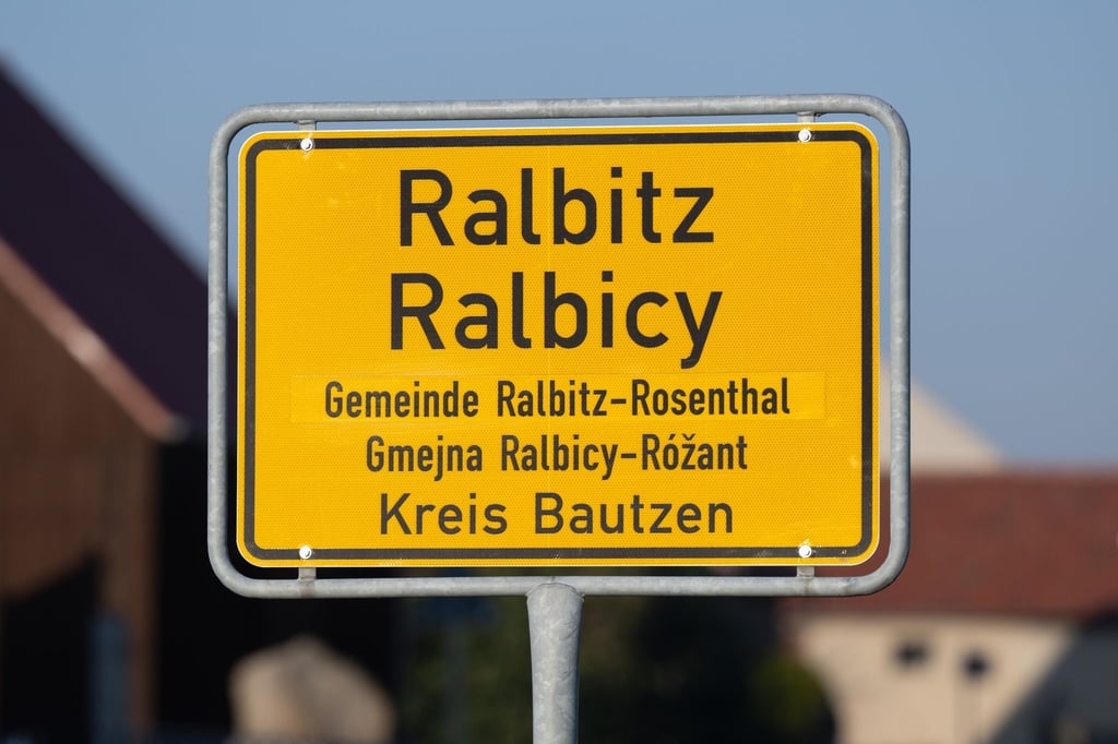 Die Ortstafel Ralbitz.
