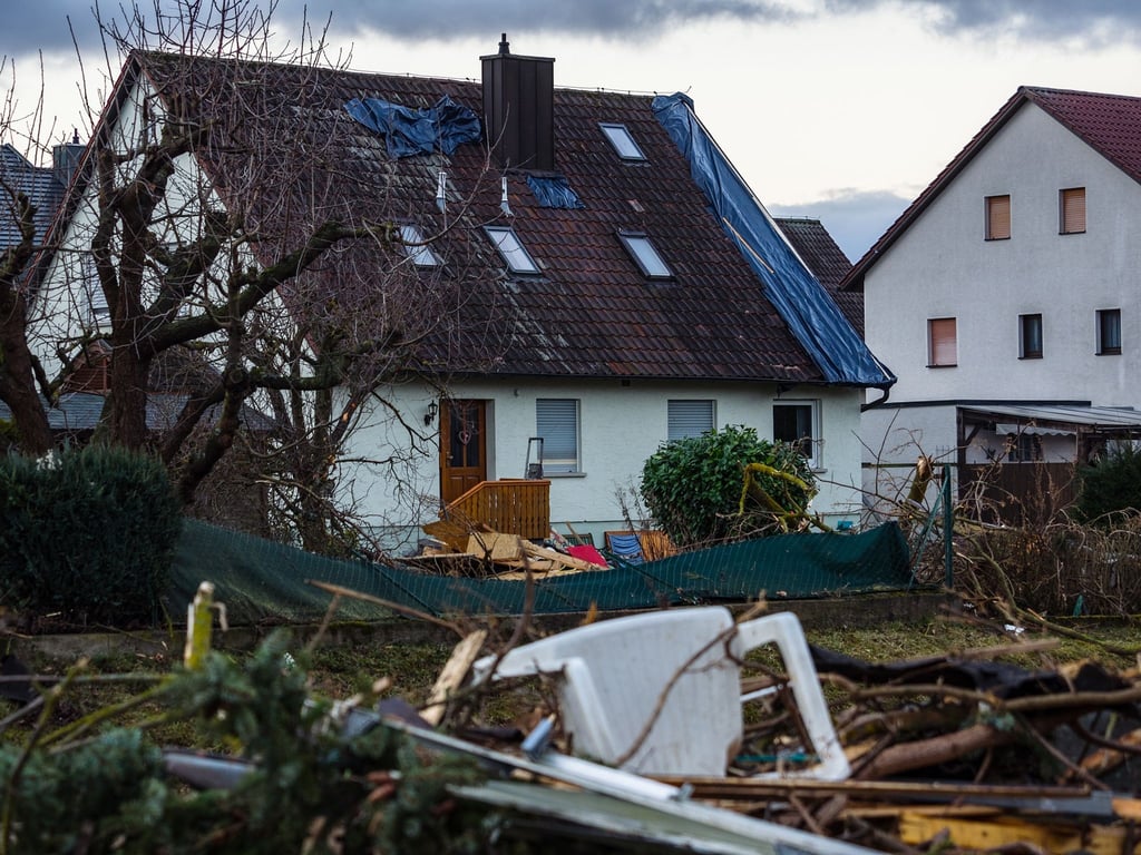 Sturmschäden am Haus: Für die Reparatur eines abgedeckten Dachs etwa kommt die Wohngebäudeversicherung auf.