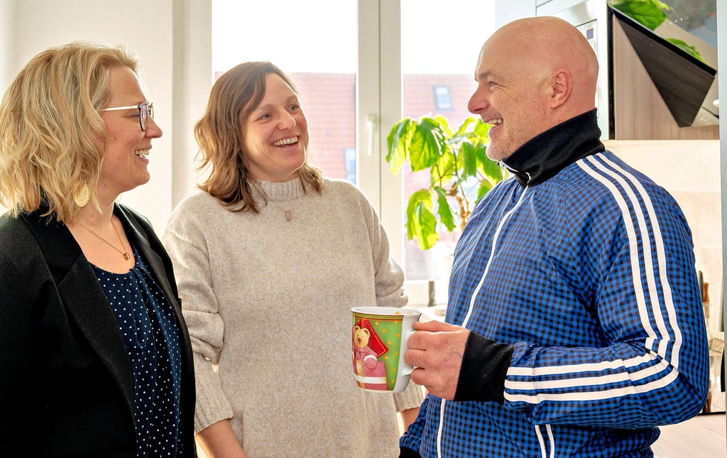 Christian Pusch mit den beiden Diakoniemitarbeiterinnen Frauke Rausch (l.) und Anita Gutte. Der 46-Jährige ist der erste Bewohner einer WG für Suchtkranke.