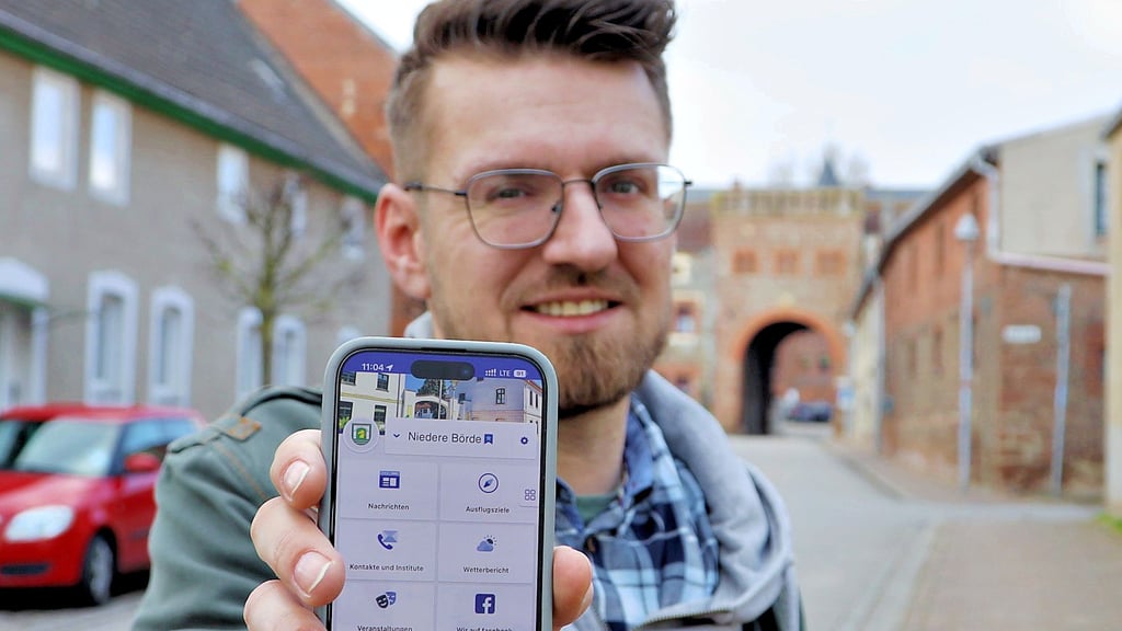 Fabian Tschorn zeigt, wie der direkte Kontakt mit der Gemeindeverwaltung funktioniert.