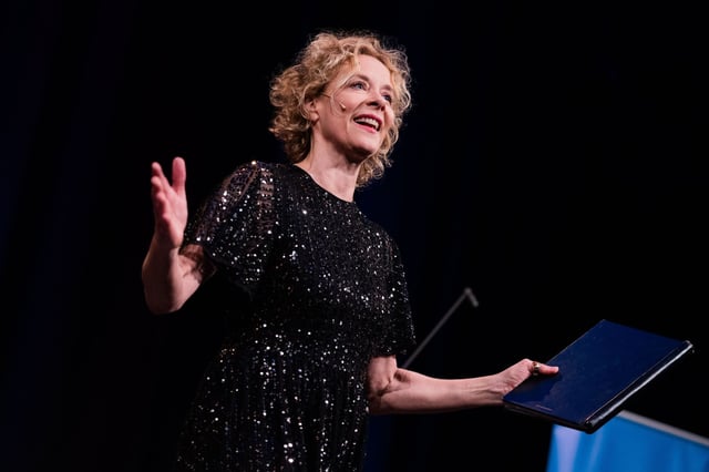 „Zeit der Zäune“ Katja Riemann schreibt über Orte der Flucht