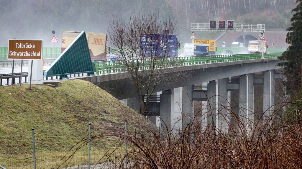 Fahrzeuge fahren auf der Autobahn A71 über die Talbrücke Schwarzbachtal in den Tunnel Alte Burg.