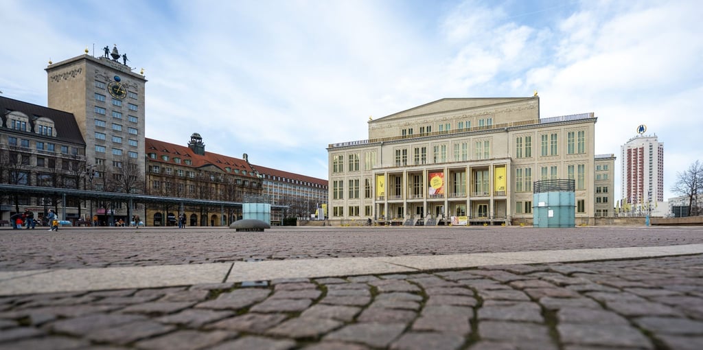 Blick auf die Oper Leipzig am Augustusplatz.