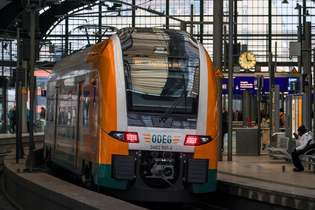Ein Mann hat sich in einem Regionalexpress von Berlin nach Magdeburg vor den Gästen entblößt.