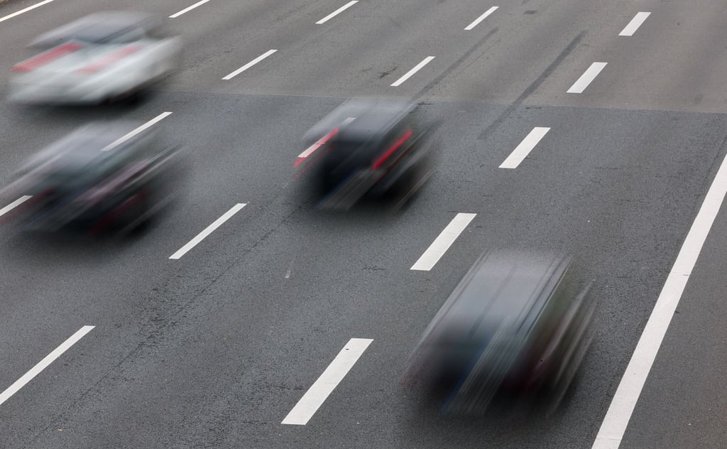 Normaler Verkehr herrscht auf der Autobahn A7 zwischen dem Dreieck Hamburg-Nordwest und der Ausfahrt Hamburg-Stellingen.
