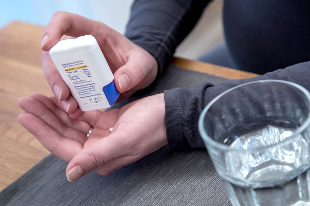 Bei Kinderwunsch und in der frühen Schwangerschaft sollten Frauen Folat zu sich nehmen. Zum Beispiel in Form von Folsäure-Tabletten. (zu dpa: „Rund um den Schwangerschaftsbeginn Folsäure einnehmen“)
