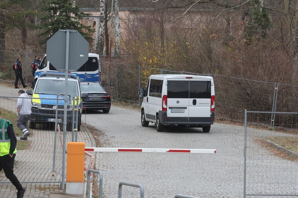 Ein Kleinbus mit Flüchtlingen fährt auf das Gelände einer Erstaufnahmeeinrichtung.
