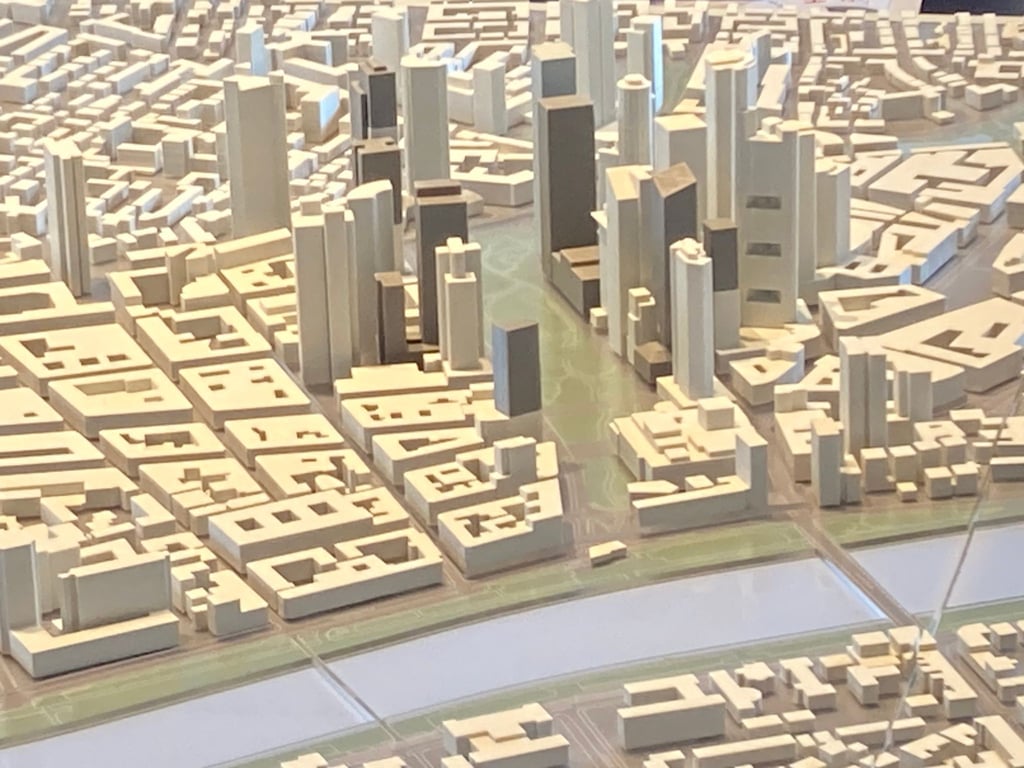 Die im Modell weißen Hochhäuser stehen bereits, die dunkelgrauen wären nach dem neuen Hochhausentwicklungsplan möglich, die hellgrauen waren schon im Plan von 2008 vorgesehen.