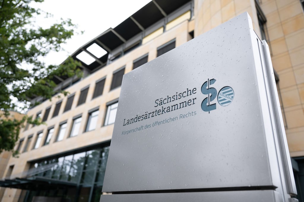 Eine Stehle steht vor der Sächsischen Landesärztekammer.