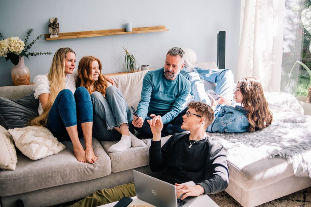 Gemütlich auf der Familiencouch entspannen - auch hier ist es wichtig, die Position regelmäßig zu wechseln, um Rückenschmerzen zu vermeiden.