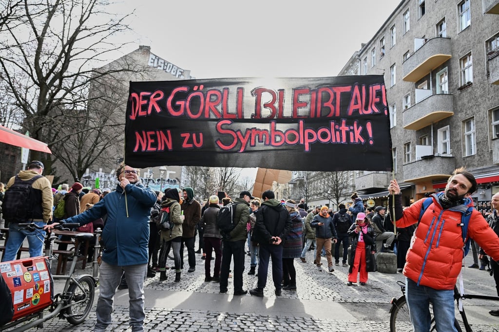 „Görli bleibt auf - Nein zur Symbolpolitik“ steht auf dem Banner, das die Teilnehmer einer Demonstration gegen eine Umzäunung und nächtliche Schließung des Görlitzer Parks zeigen.