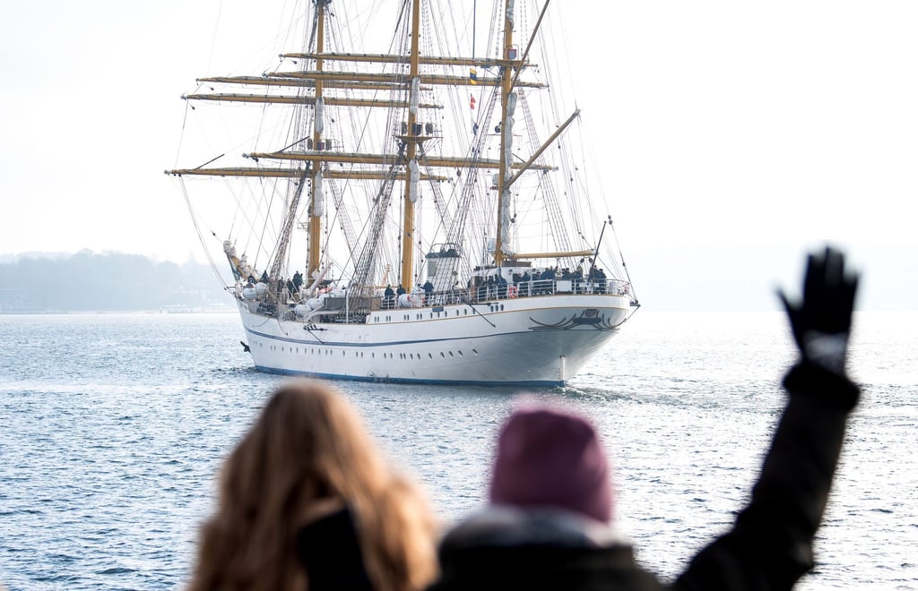 Das Marine-Segelschulschiff „Gorch Fock“ läuft am Vormittag aus seinen Heimathafen Kiel aus.