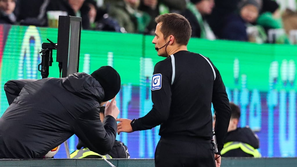 Schiedsrichter Robert Hartmann bemühte bei der Niederlage von RB Leipzig beim VfL Wolfsburg den Videobeweis, sprach RB anschließend aber keinen Elfmeter zu.