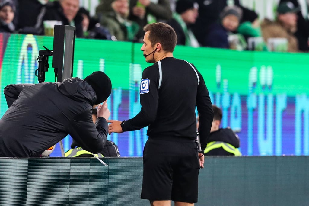 Schiedsrichter Robert Hartmann bemühte bei der Niederlage von RB Leipzig beim VfL Wolfsburg den Videobeweis, sprach RB anschließend aber keinen Elfmeter zu.