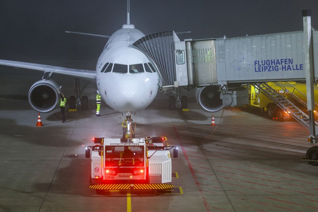 Eine Maschine der Lufthansa wird am Morgen auf dem Flughafen Leipzig-Halle für den Start vorbereitet.