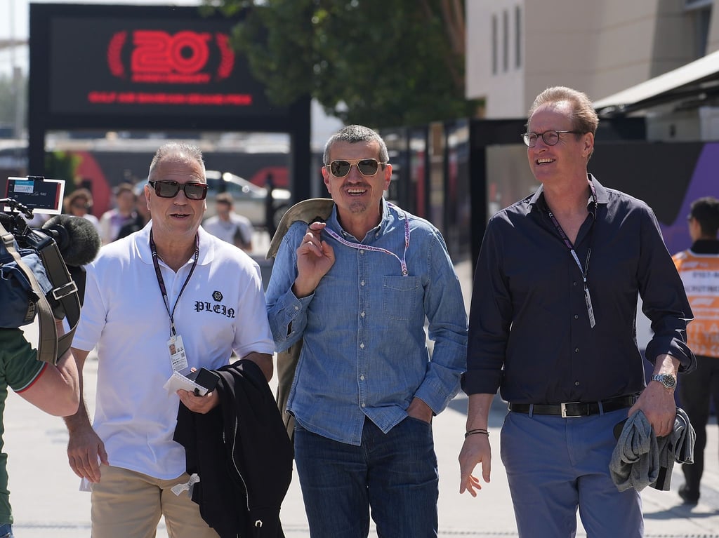 RTL-Reporter Kai Ebel (l), Formel-1-Experte Günther Steiner (M) und TV-Moderator Florian König gehen in Bahrain durch das Fahrerlager.