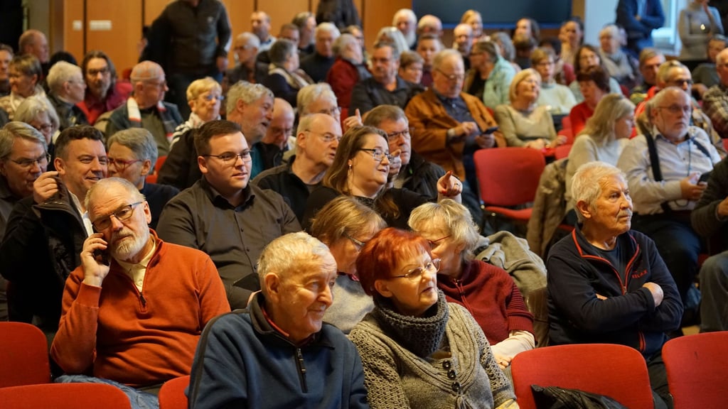 Das Publikum hörte interessiert zu. Knapp 300 Menschen waren ins Sangerhäuser Schollgymnasium gekommen.