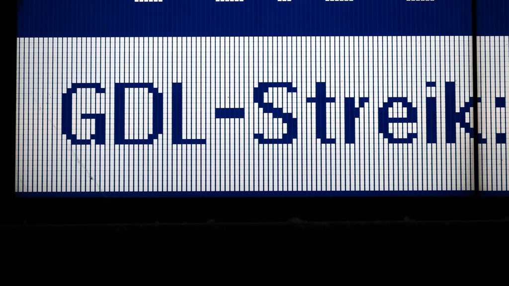 In dem 35 Stunden langen Arbeitskampf stellt die Bahn ein Grundangebot zur Verfügung.