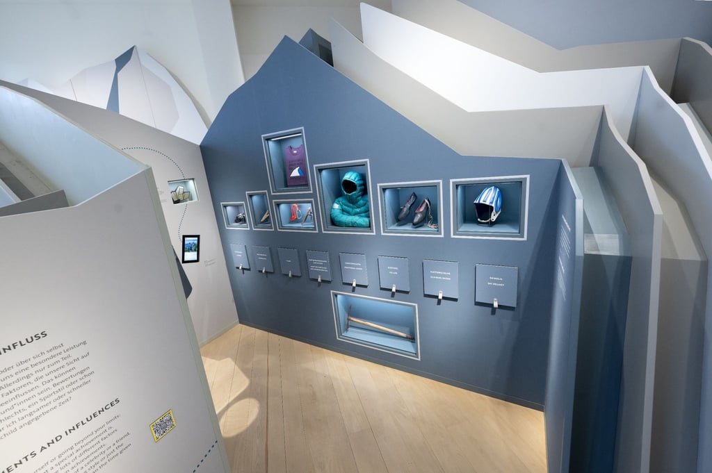 Blick in die Ausstellung „Darum Berge“ im Alpinen Museum des Deutschen Alpenvereins (DAV). Mit einer neuen Ausstellung hat nach dreijähriger Bauzeit das Alpine Museum wieder die Pforten geöffnet.