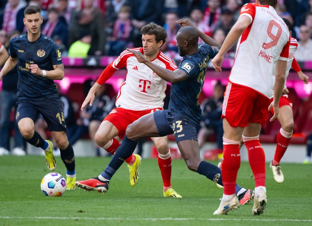Der Mainzer Josuha Guilavogui (M) musste beim Spiel in München in der 35. Minute ausgewechselt werden.