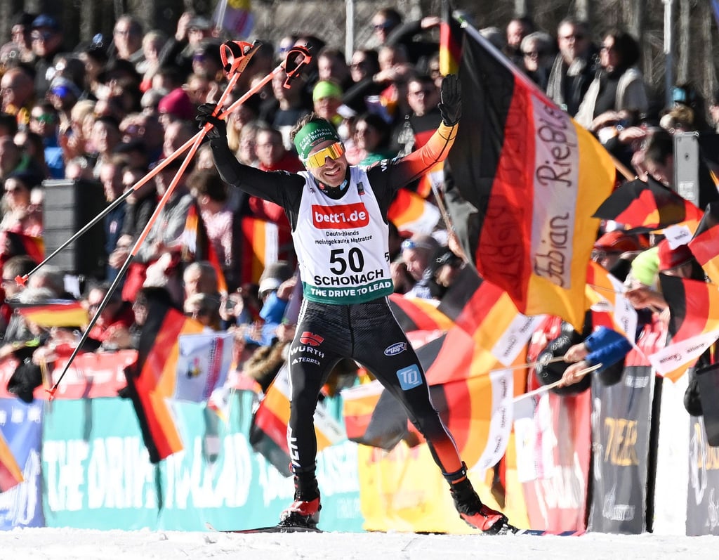 Kombinierer Fabian Rießle wird von den Fans verabschiedet.