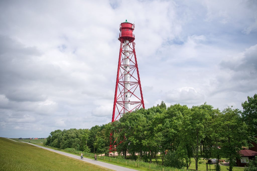 Der Campener Leuchtturm an der Ostfriesischen Küste.