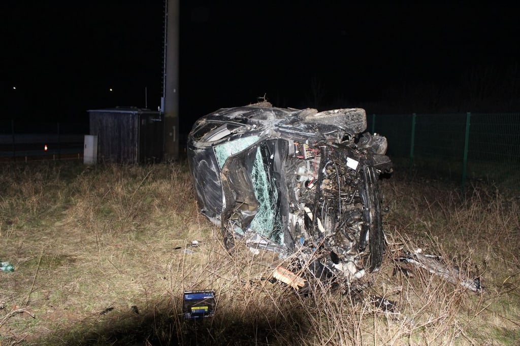 Ein schwerer Unfall ereignete sich am 8. März auf der A4 bei Ronneburg. Es gab zwei Schwerverletzte, am Auto entstand Totalschaden.