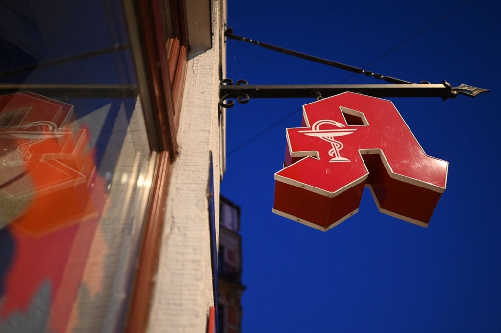 Das Apotheken-A ist am Morgen an einer Apotheke in der Neustadt zu sehen. Der sächsische Apothekerverband zieht wenige Monate nach der verpflichtenden Einführung des E-Rezeptes eine positive Bilanz.
