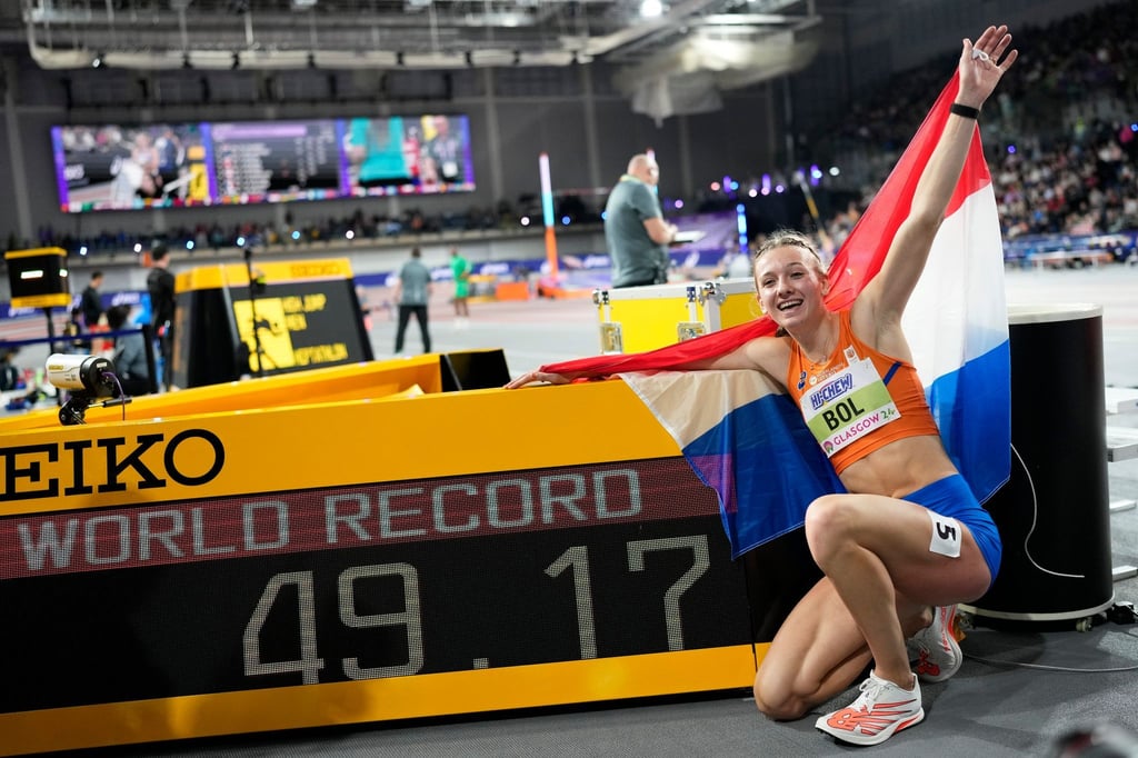 Femke Bol aus den Niederlanden feiert ihren Weltrekord über die 400 Meter.