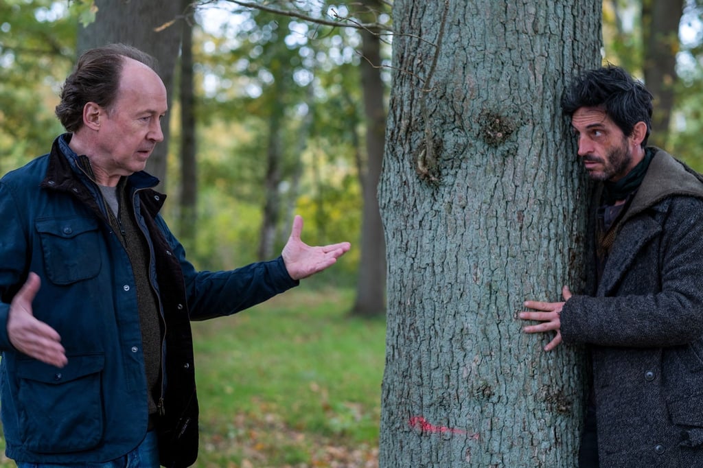 Jakob Stiller (Ulrich Noethen, l) entdeckt Remy Luger (Christoph Bach) in seinem Garten.