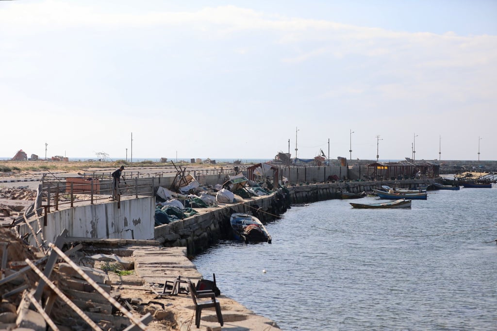 Blick auf einen beschädigten Hafen in Gaza-Stadt. Der Hafen von Gaza-Stadt ist kaputt und zu flach für große Schiffe. Doch die USA und andere wollen nun für eine begrenzte Zeit einen neuen Hafen einrichten.