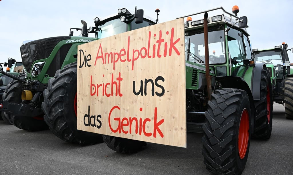 Mit Traktoren und einem Transparent mit der Aufschrift: „Die Ampelpolitik bricht uns das Genick“ demonstrieren Landwirte auf dem Cannstatter Wasen gegen die Agrarpoltik der Bundesregierung.