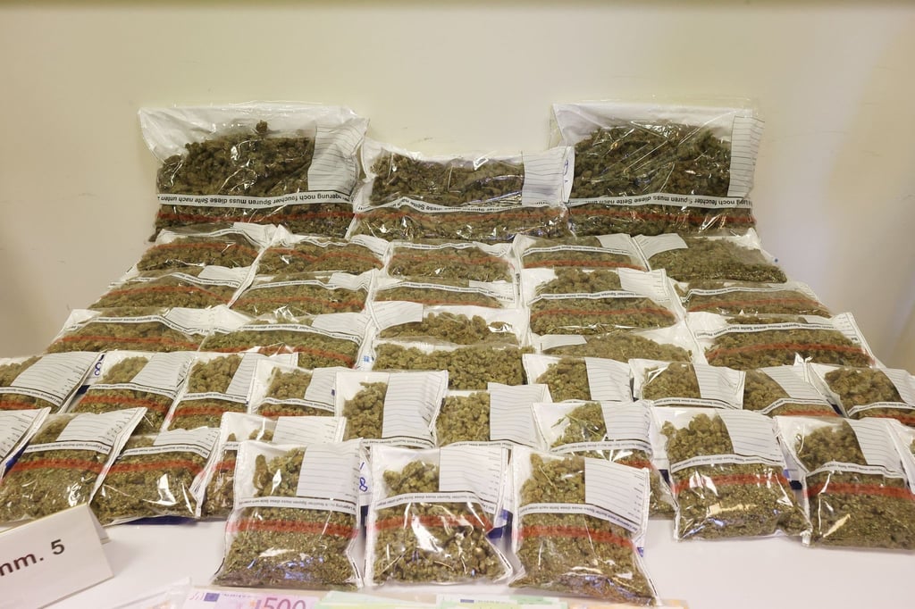 Marihuana liegt auf einem Tisch der Polizei. Das Bild zeigt eine größere Menge an Drogen, die die Kriminalpolizei 2022 in Zeulenroda beschlagnahmt hat.