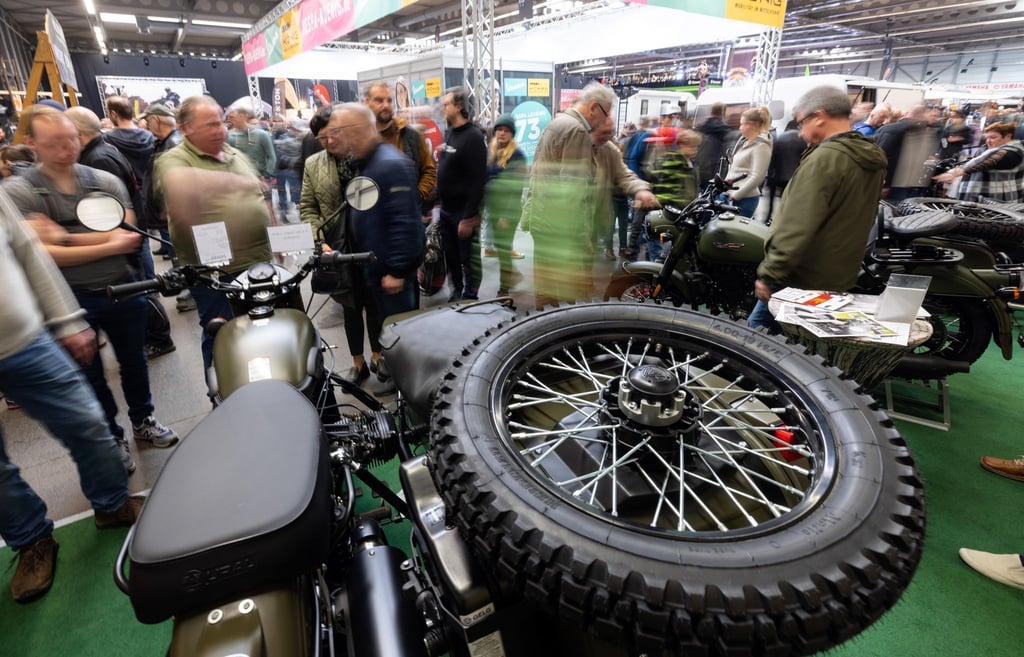 Besucher betrachten bei der 23. Motorradmesse Erfurt ein Motorrad „Ural Ranger“ aus russischer Produktion mit Seitenwagen und aufgesetztem Ersatzrad. An diesem Wochenende erlebt die Messe in Erfurt ihre 24. Auflage.
