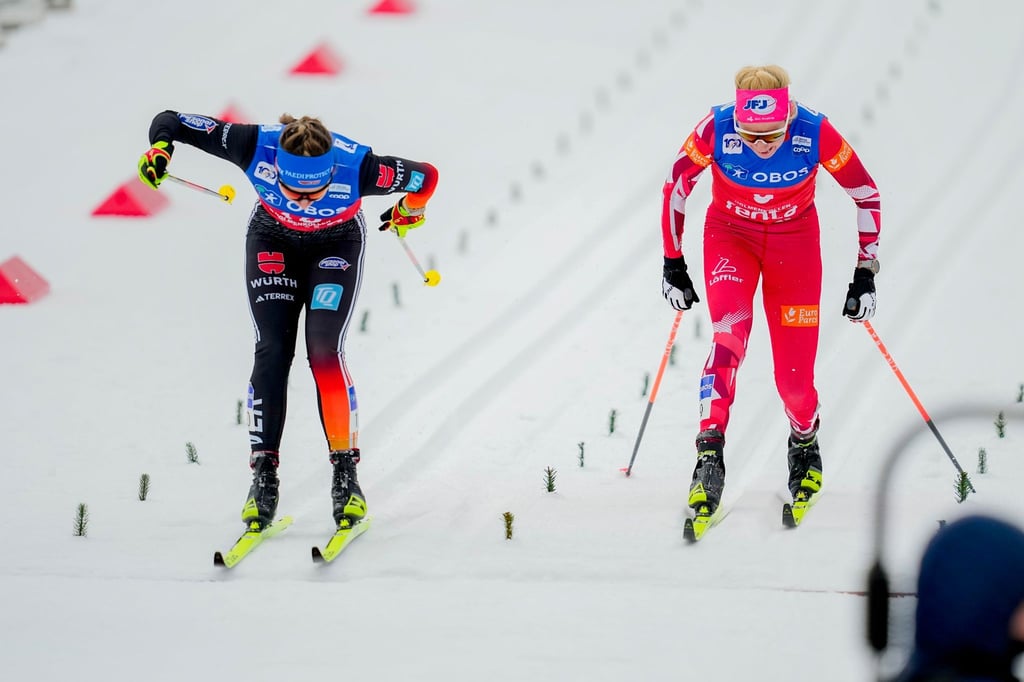 Katharina Hennig (l) bei der Zieleinfahrt.