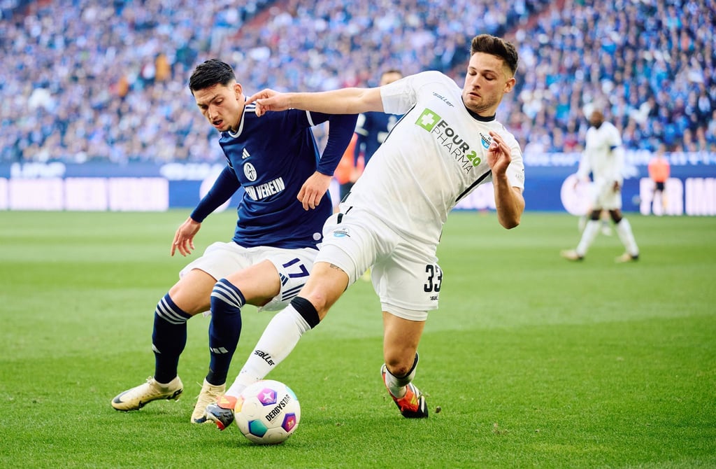 Der Schalker Yusuf Kabadayi (l) im Zweikampf mit Marcel Hoffmeier.