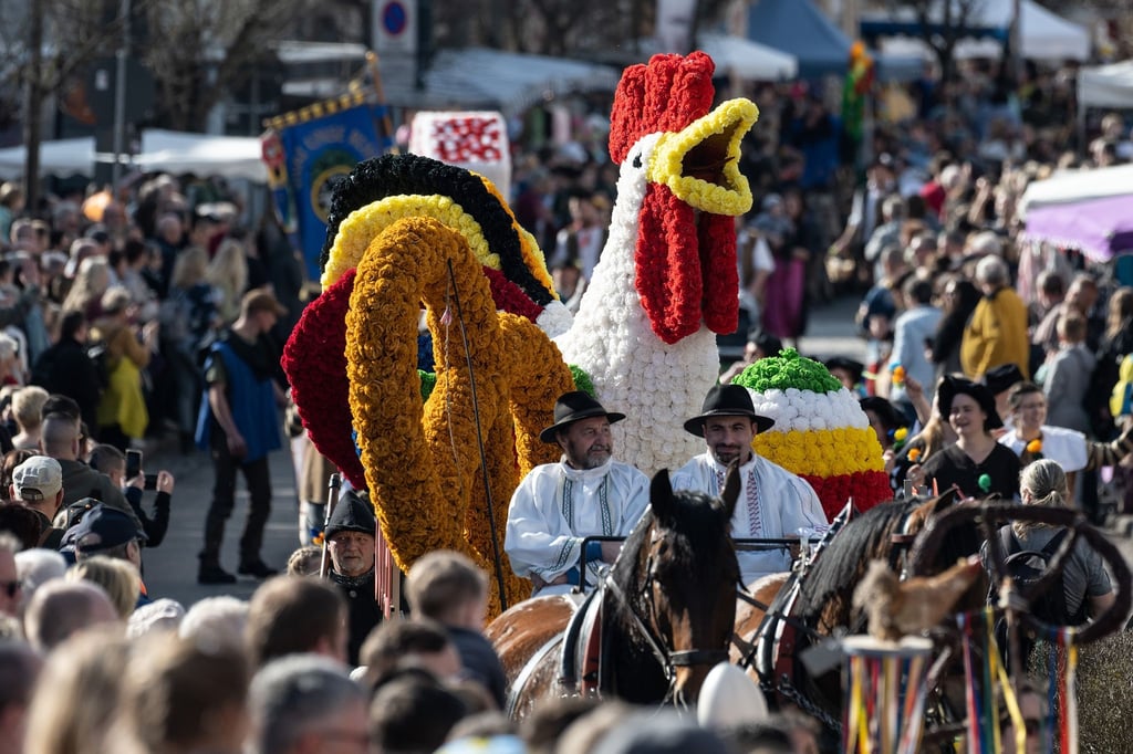 Teilnehmer ziehen beim Festumzug zum traditionellen Eisenacher Sommergewinn in Laufgruppen durch die Stadt.