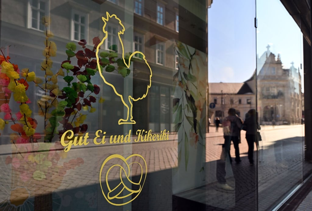 „Gut Ei und Kikeriki“, das traditionelle Motto des Sommergewinns, steht auf der Schaufensterscheibe eines Bekleidungshauses.