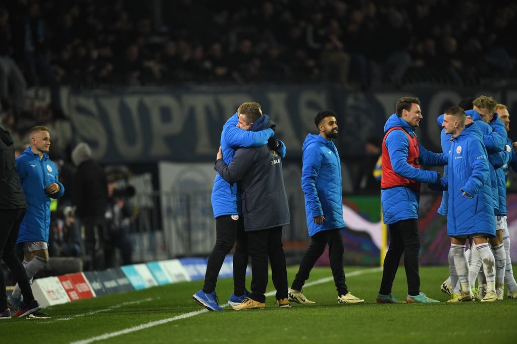 Rostocks Trainer Mersad Selimbegovic (2.v.l) jubelt nach dem Schlusspfiff.