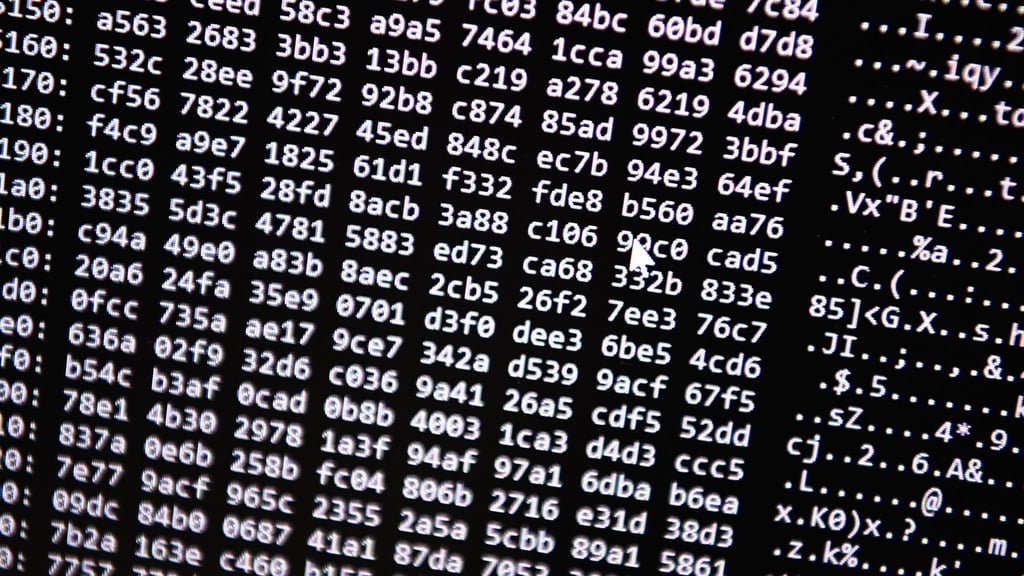 Ein Zahlencode läuft über einen Bildschirm.