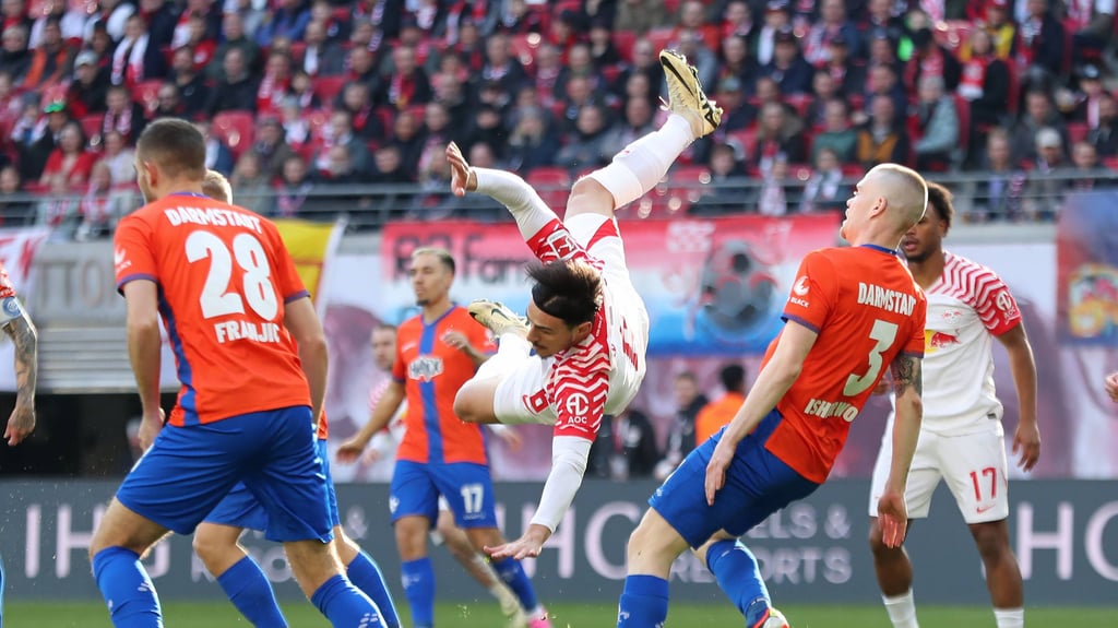 Blieb mit Schwindel im Spiel gegen Darmstadt in der Kabine: RB-Neuzugang Eljif Elmas (M.)