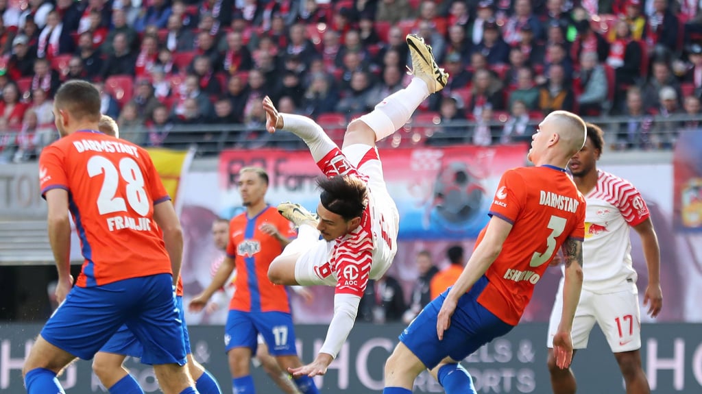 Blieb mit Schwindel im Spiel gegen Darmstadt in der Kabine: RB-Neuzugang Eljif Elmas (M.)