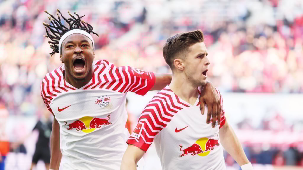 Mo Simakan (l.) feiert mit Leipzigs Schützen zum 2:0 gegen Darmstadt, Christoph Baumgartner