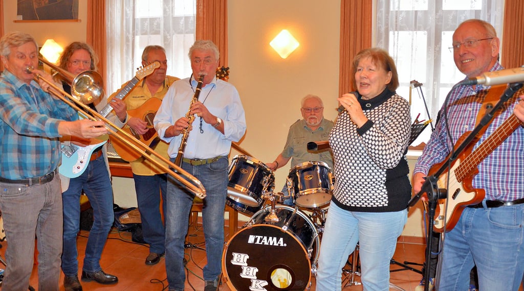 Im Günthersdorfer Kulturraum proben die Mitglieder der Fortuna-Band mit Sängerin Gabriele Kluge für den gemeinsamen Auftritt.
